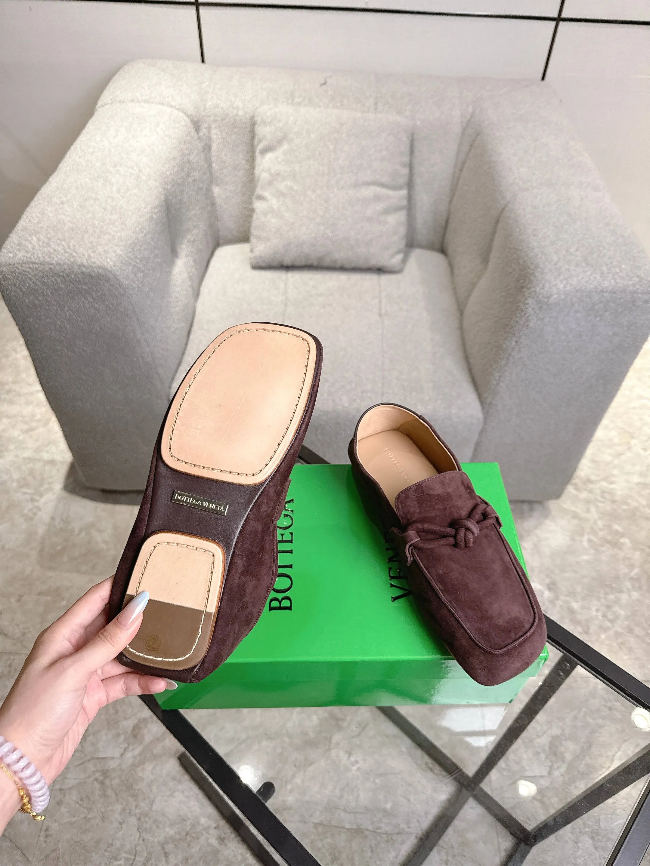 [BV] Top P: 800💰 Size: Women 35-39 (Customized for women 40) Men 39-44 (38.45 non-refundable) Bottega Veneta 2025 Autumn Counter Synchronized Couple Style Bottega Veneta Square Toe Flats Original 1:1 material selection, genuine leather outsole! A one-to-one replica of the original! quality assurance!